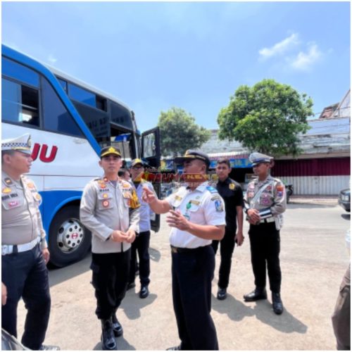 Jelang Nataru, Petugas Gabungan Gelar Ramcek Angkutan Umum di Terminal Situbondo