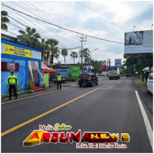 Pemantauan Arus Lalu Lintas dari Pos Operasi Lilin Semeru di Banyuglugur, Volume Kendaraan Meningkat Arus Lalu Lintas Lancar