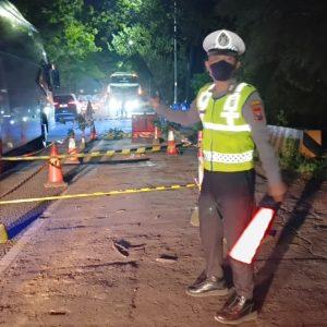 Aspal Amblas di Jalan Raya Tampora Banyuglugur, Polisi Pasang Tanda dan Atur Lalu Lintas