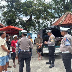 Satlantas Polres Situbondo Edukasi Sopir Angkutan Barang Dilarang Muat Orang