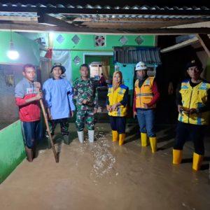 Babinsa 1304-06/ST Bantu Warga Yang Terdampak Banjir