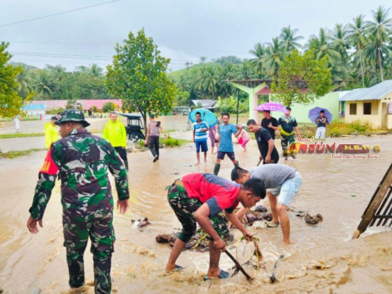 Babinsa Koramil 1316-01/Boalemo, Sigap Bantu Warga Terdampak Banjir Di Wialayah Kabupaten Boalemo