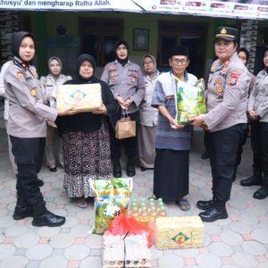 Polwan bersama ASN Polres Situbondo Berbagi Takjil dan Gelar Baksos di Panti Asuhan