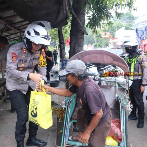 Sambil Patroli, Kapolres Situbondo Bagikan Bansos Ramadan kepada Warga Membutuhkan