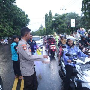 Gandeng Komunitas IPCI, Kapolres Situbondo Bagi Takjil dan Sosialisasi Mudik Aman dan Hotline 110