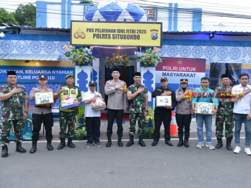 Kapolres Situbondo dan Dandim Bagi Bingkisan Lebaran di Pos Pam Mudik