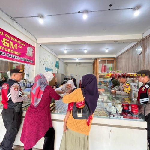 Cegah Aksi Kriminalitas, Polres Situbondo Patroli Toko Emas dan Sosialisasi Hotline Polri 110
