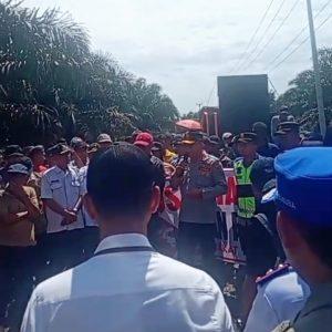 Gelar Aksi Damai & Blokade Jalan Oleh Ratusan Massa di Keluang Muba Lantaran Kerusakan Jalan A1 Menuju A4