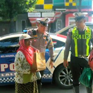 Satlantas Polres Situbondo Berbagi Kasih untuk Pejuang Jalanan