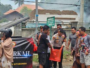 Padi Berkah Hadir di Pantura Asembagus, Polisi Berbagi Nasi Kotak untuk Warga Membutuhkan