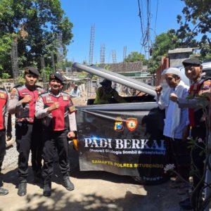 Samapta Polres Situbondo Salurkan Bantuan Semen untuk Pembangunan Mushola Al Karomah Asembagus