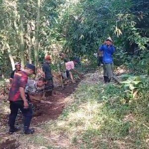 Polsek Arjasa Bersama Warga Kerja Bakti Buka Akses Jalan Penghubung Dua Desa
