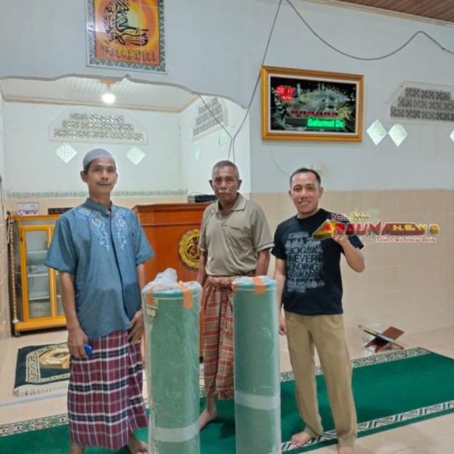 IWO Muba Hibahkan Ambal Sajadah Ke Musholla Desa Bumi Ayu
