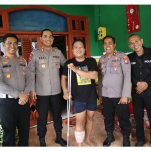 Kapolres Situbondo Jenguk Anggota Yang Sakit