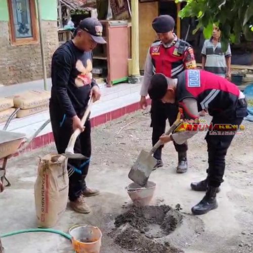 Polisi Samapta Sumbang 15 Sak Semen untuk Renovasi Musholla di Desa Klampokan
