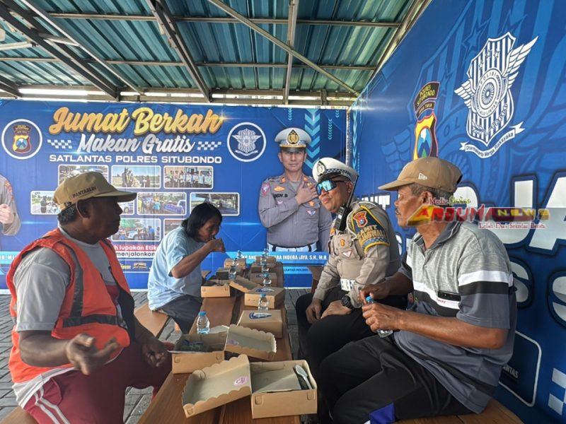 Jum’at Berkah, Satlantas Polres Situbondo Siapkan Makan Gratis untuk Masyarakat di Sekitar Alun-Alun