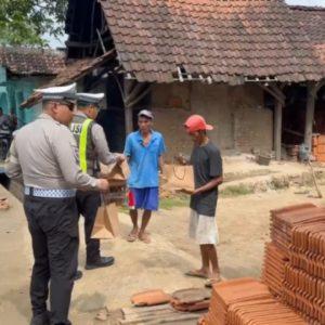 Jumat Berkah, Senyum Merekah Pekerja Pembuat Genteng Dapat Makan Gratis dari Polisi