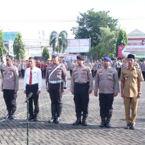 Kapolres Situbondo Berikan Reward kepada Anggota Berprestasi dan Kepala Desa Kilensari