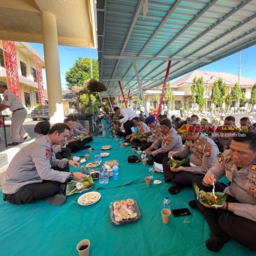 Jalin Keakraban, Kapolres Situbondo Sarapan Nasi Bungkus Bareng Anggota