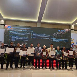 LLDIKTI Wilayah II Berikan Penghargaan IRS Peringkat I Kategori Evaluasi Pembelajaran Untuk Bentuk Perguruan Tinggi Institut Tahun 2025