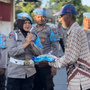 Sambut Hari Bhayangkara ke-79, Propam Polres Situbondo Bagikan Bansos kepada Pekerja Jalanan