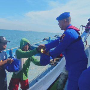 Satpolairud Polres SitubondoGelar Bansos Ditengah Laut jelang HUT Bhayangkara ke 79