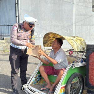 Satlantas Polres Situbondo Berbagi Makanan Siap Saji, Wujud Kepedulian Polri Untuk Masyarakat