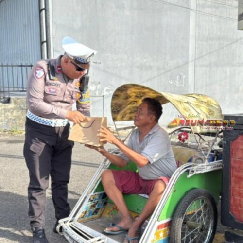 Satlantas Polres Situbondo Berbagi Makanan Siap Saji, Wujud Kepedulian Polri Untuk Masyarakat