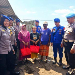 Kepedulian Polri Untuk Masyarakat, Polres Situbondo Bantu Warga Terdampak Banjir Rob
