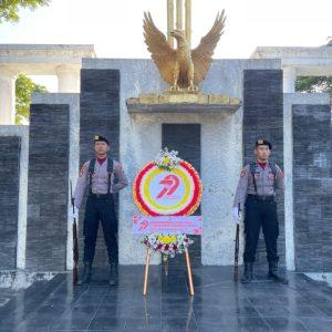 Peringati Hari Bhayangkara ke-79, Polres Situbondo Ziarah dan Tabur Bunga di Makam Pahlawan