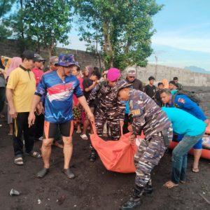Tim SAR Gabungan Evakuasi Jenasah Pemancing di Pantai Cemara Desa Duwet Situbondo