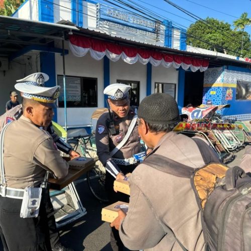 Polantas Menyapa, Satlantas Polres Situbondo Bagikan 200 Paket Makanan  untuk Pekerja Jalanan Sambil Edukasi Lalu Lintas