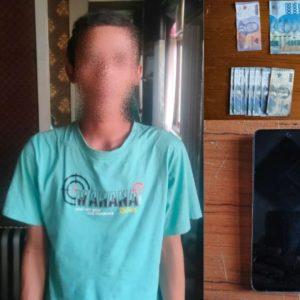 Satreskrim Polres Situbondo Tangkap Seorang Pria Asyik Main Judi Online di Warung