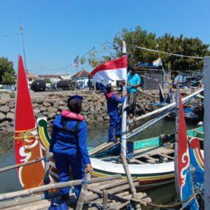 Sambut HUT ke-80 RI, Polres Situbondo Bagikan Bendera Merah Putih ke Warga
