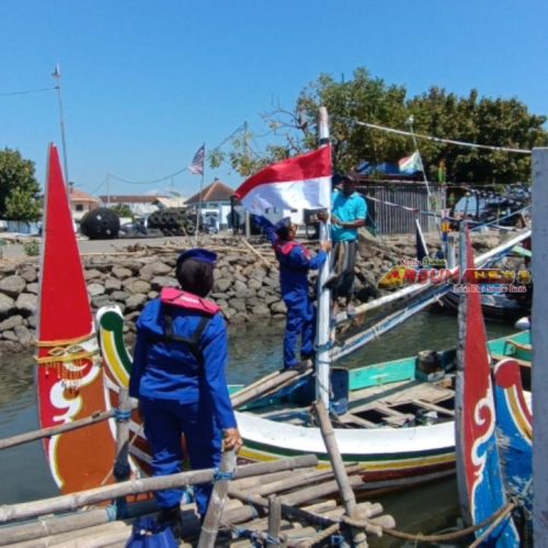 Sambut HUT ke-80 RI, Polres Situbondo Bagikan Bendera Merah Putih ke Warga