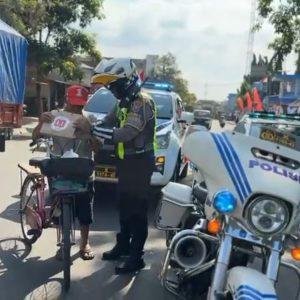 Patroli Sambil Berbagi, Satlantas Polres Situbondo Bagikan Makan Siang Gratis