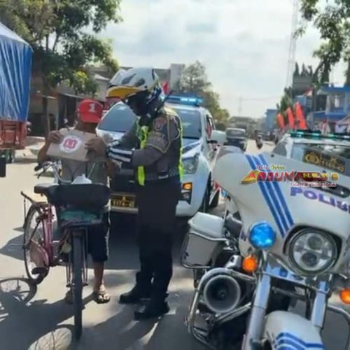 Patroli Sambil Berbagi, Satlantas Polres Situbondo Bagikan Makan Siang Gratis