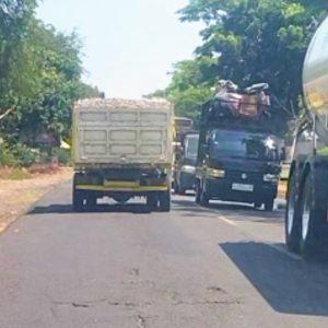 Dump Truk Tanpa Pelindung Bahayakan Pengguna Jalan di Jalan Pantura Situbondo