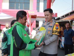 Pasar Murah Polres Jember Bikin Driver Ojol Tersenyum Lega