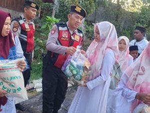 Polisi Situbondo Gelar Program PASABBER, Bagikan Sembako dan Makan Bersama Anak Yatim